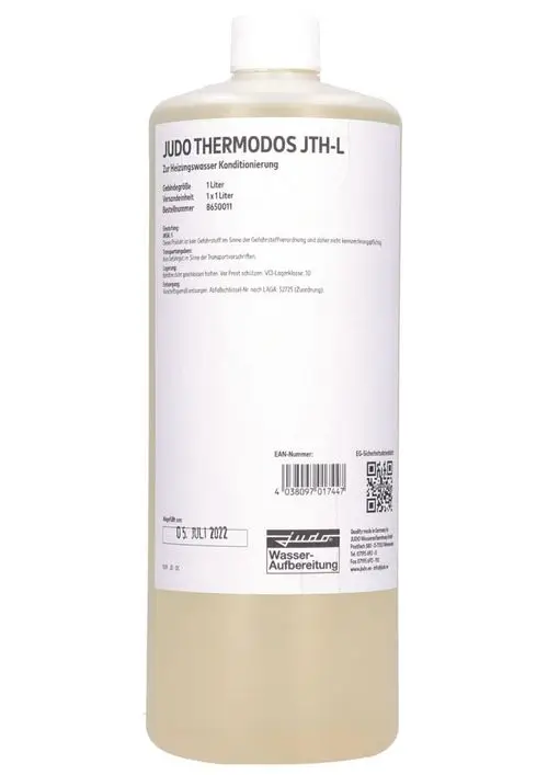 Transparente Flasche mit Kappe, Etikett auf weißem Hintergrund. Inhalt für die Konditionierung von Heizungswasser. Marke Judo. EAN-Nummer und Hinweise zur Lagerung und Verwendung auf dem Etikett.